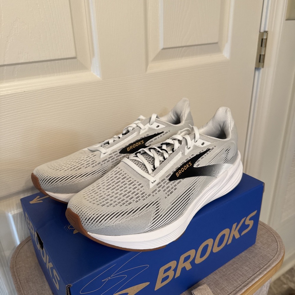 Brooks Men's Revel 8 Running Shoes Brand New In Box Size 10 Medium
